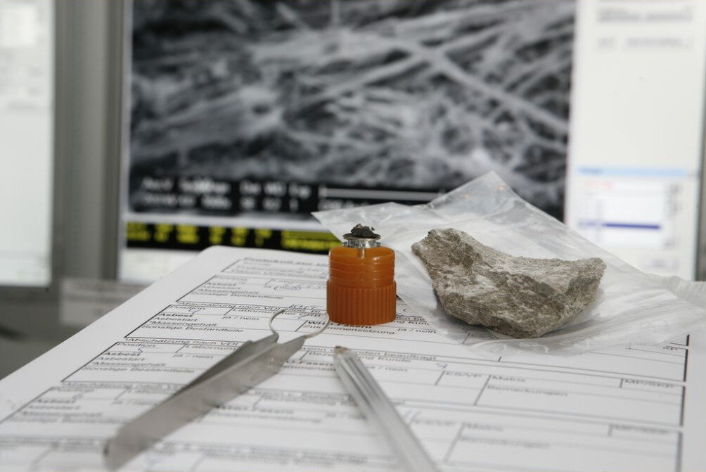 Origineel materiaal en voorbereiding van een monster voor onderzoek naar elektronenmicroscoop | © CRB Analyse Service GmbH